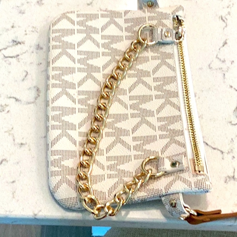 Michael kors Fanny Pack  Small  Vainilla Color  Never Used